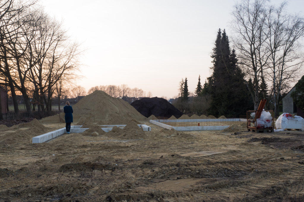 Das Fundament von Haus und Carport von der Straße aus gesehen