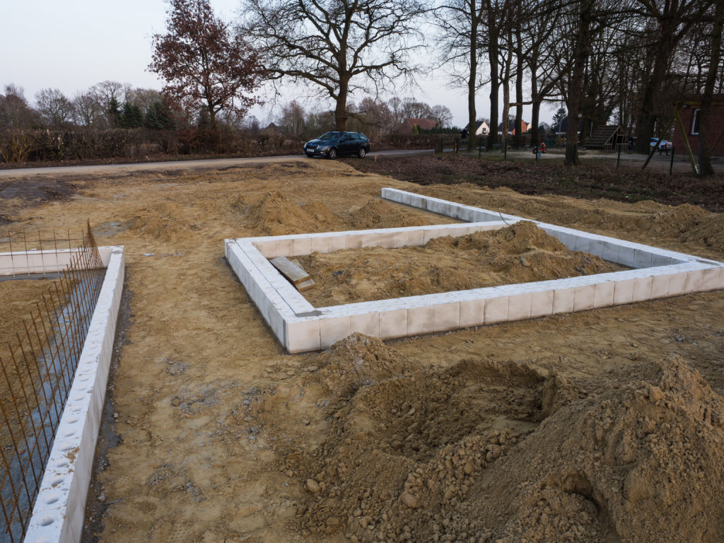 Der kleine, später gemauerte Schuppen unterm Carport mit zwei Auto-Stellplätzen dahinter