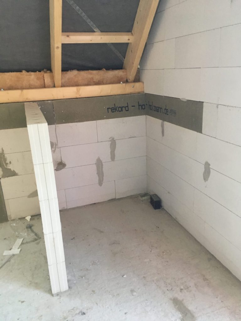 Die Wand zwischen Toilette und Badewanne